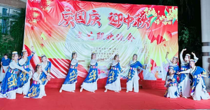 艺术家与业主同台!柳林社区双节晚会“专业范儿”十足(图1) 艺术家与业主同台!柳林社区双节晚会“专业范儿”十足(图1)