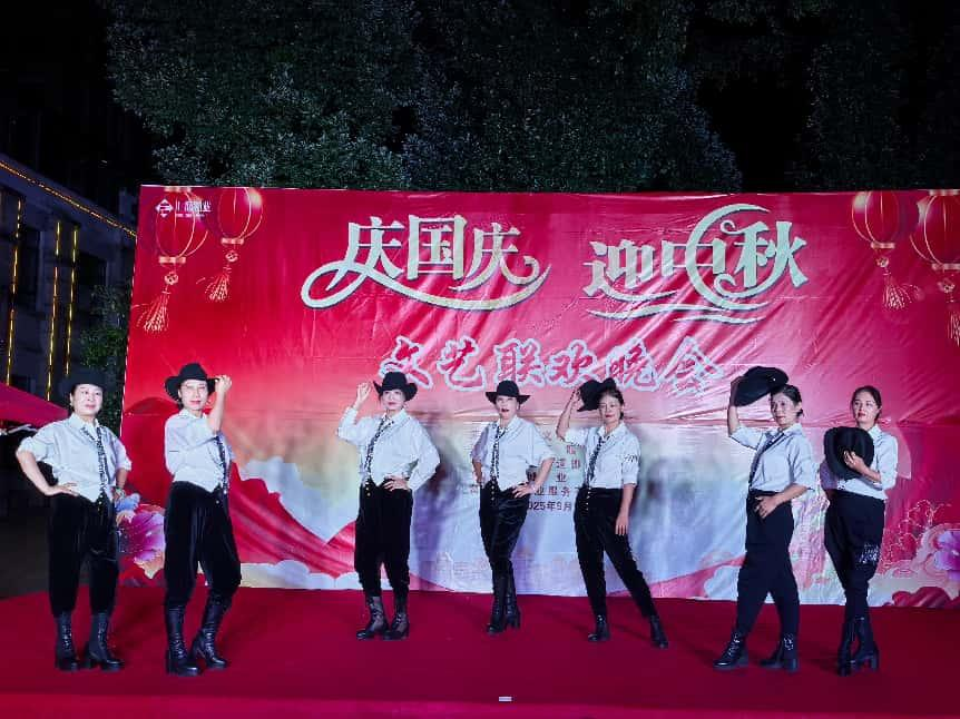 艺术家与业主同台!柳林社区双节晚会“专业范儿”十足(图6) 艺术家与业主同台!柳林社区双节晚会“专业范儿”十足(图6)