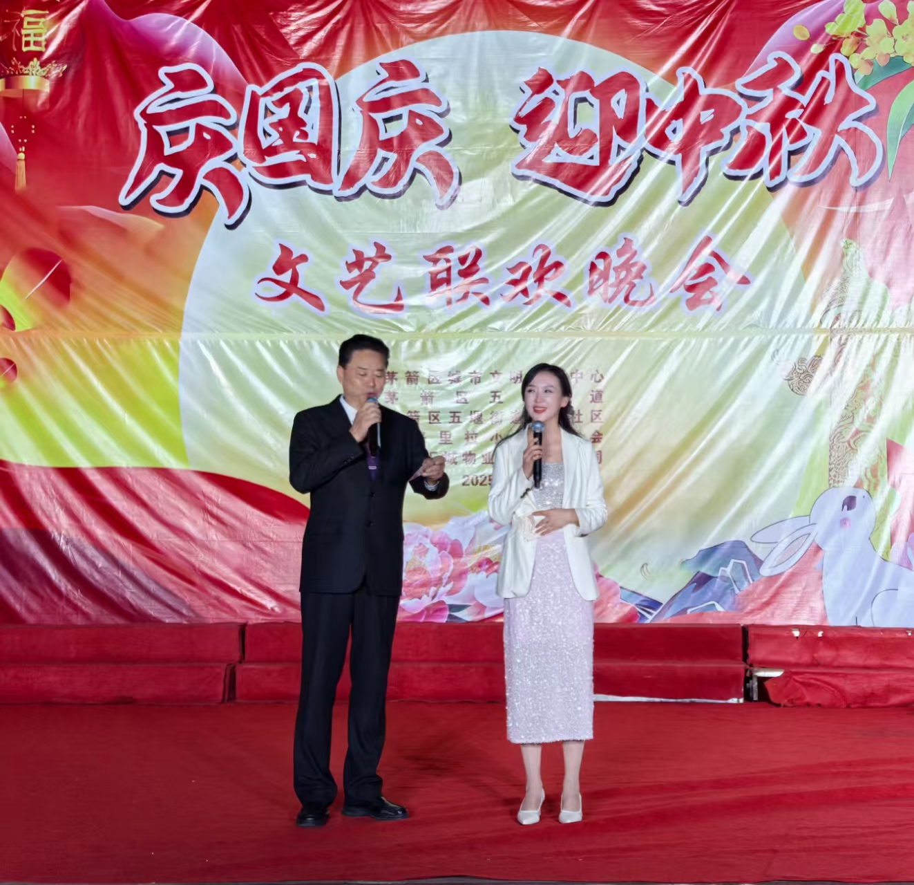 艺术家与业主同台!柳林社区双节晚会“专业范儿”十足(图2) 艺术家与业主同台!柳林社区双节晚会“专业范儿”十足(图2)