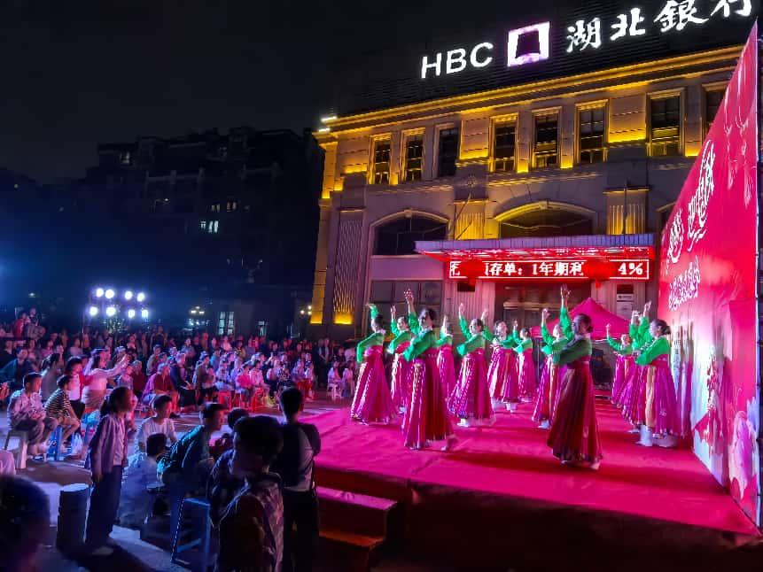 艺术家与业主同台!柳林社区双节晚会“专业范儿”十足(图8) 艺术家与业主同台!柳林社区双节晚会“专业范儿”十足(图8)