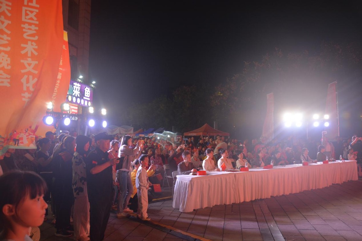 月满华诞聚邻里!和平街道花样年社区文艺汇演暨首届文化节启幕(图1) 月满华诞聚邻里!和平街道花样年社区文艺汇演暨首届文化节启幕(图1)