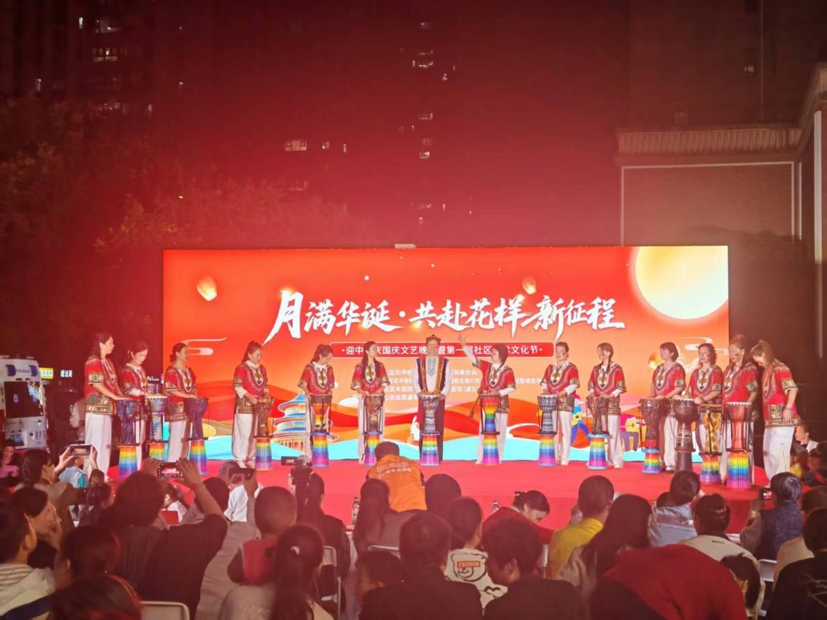 月满华诞聚邻里!和平街道花样年社区文艺汇演暨首届文化节启幕(图4) 月满华诞聚邻里!和平街道花样年社区文艺汇演暨首届文化节启幕(图4)