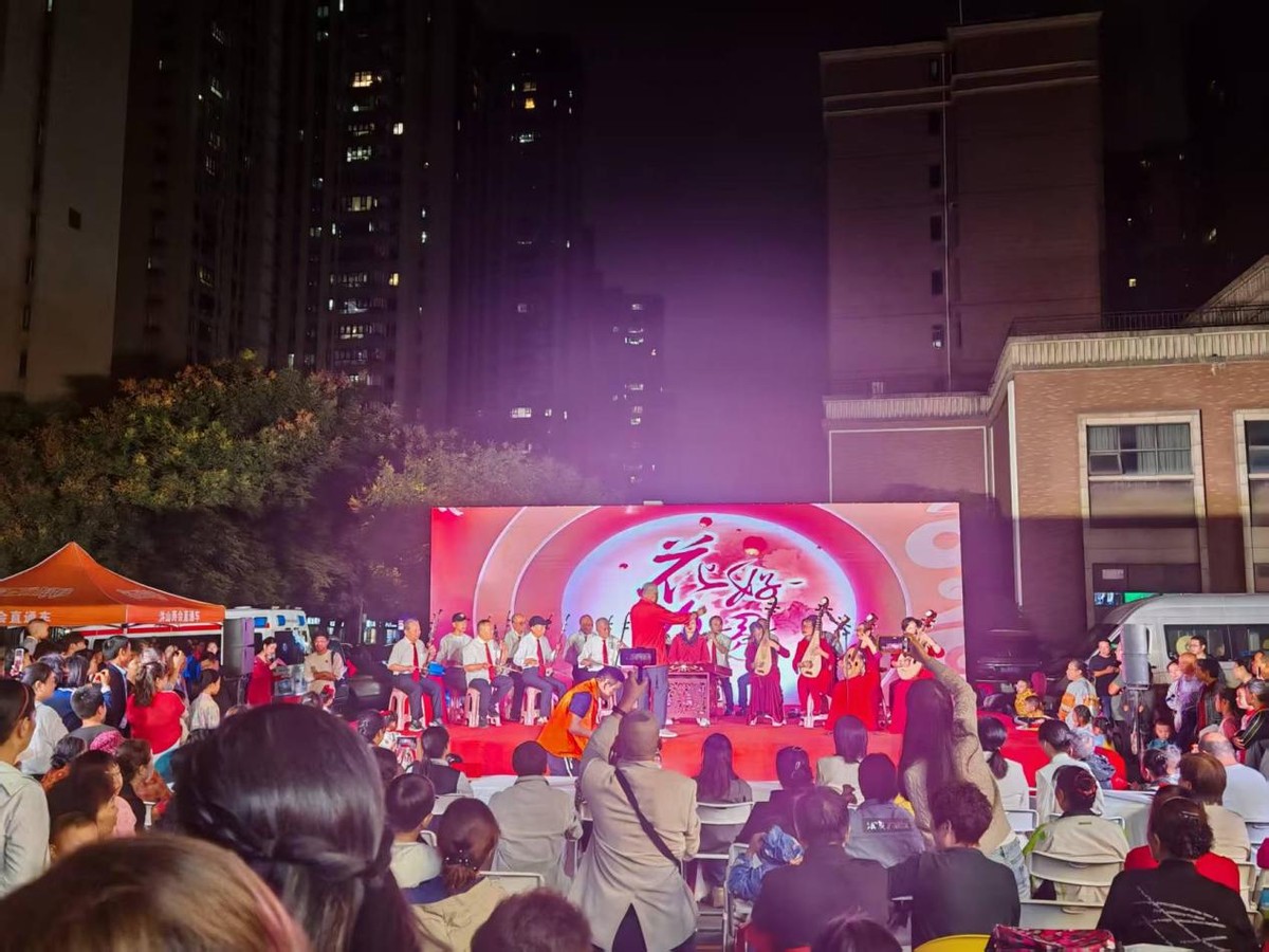 月满华诞聚邻里!和平街道花样年社区文艺汇演暨首届文化节启幕(图3) 月满华诞聚邻里!和平街道花样年社区文艺汇演暨首届文化节启幕(图3)