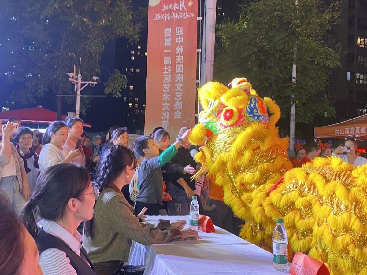 月满华诞聚邻里!和平街道花样年社区文艺汇演暨首届文化节启幕(图6) 月满华诞聚邻里!和平街道花样年社区文艺汇演暨首届文化节启幕(图6)