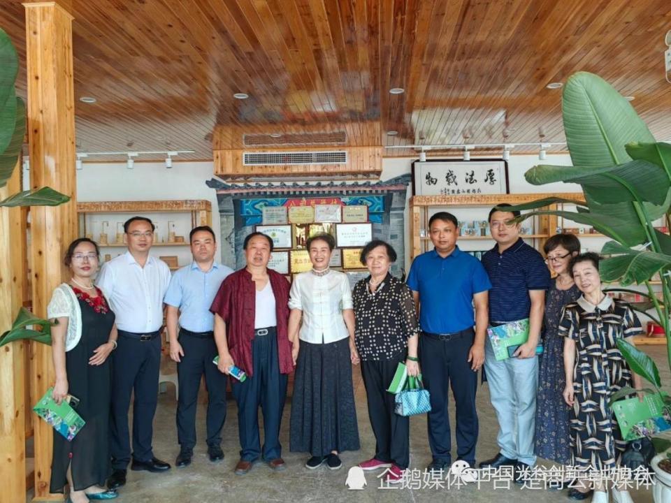 中国光谷创新企业协会携光谷知识产权研究院考察来凤藤茶产业(图7)
