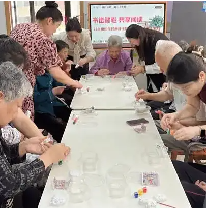 湖北中教教育集团志愿者走进养老院 以书香温暖老人心(图2)